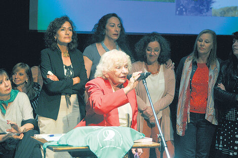 Nelly Minyersky entre las presentes en la entrega de distinciones de la Fundación Agenda de las Mujeres.