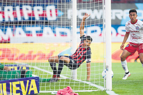 Con el arquero caído tras rechazar el cabezazo de Díaz, Blandi sólo debió empujar la pelota.