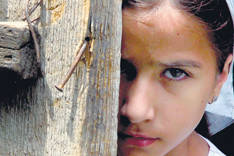 El film de Solá exhibe un exquisito manejo de luces y sombras.