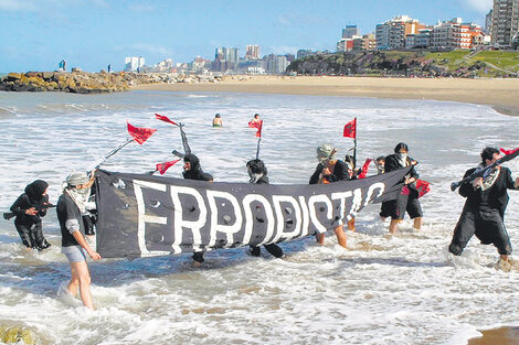 En Mar del Plata, 2005, simulando un ataque terrorista a George W. Bush. durante la Cumbre de las Américas.