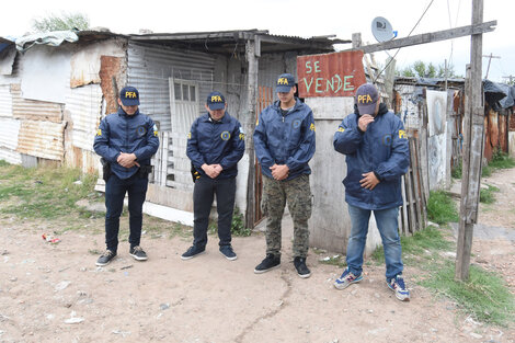 El operativo, ordenado por fiscales federales, fue llevado adelante por cien efectivos.