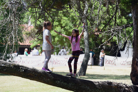 Ayer la gente, niños y niñas entraron a jugar y a adueñarse del emblemático predio. (Fuente: Sebastián Granata)