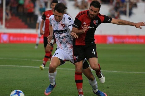 San Román defiende ante el delantero Ribas de Patronato.