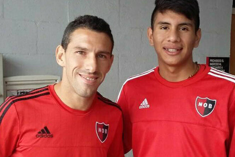 Nicolás Castro, aquí con su ídolo Maxi Rodríguez.