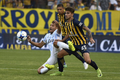 Gervasio Núñez se impuso a la marca de Maxi González y anotó un golazo para el triunfo de Atlético. (Fuente: Sebastián Granata)