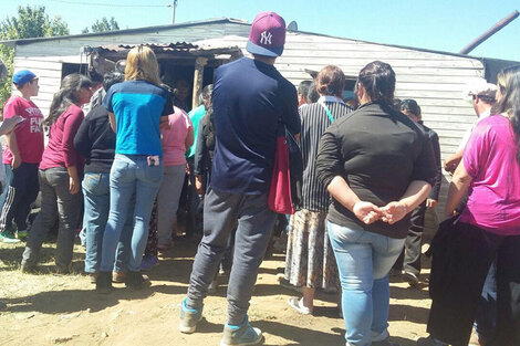 Rafita, con la  bandera mapuche y la remera de Boca