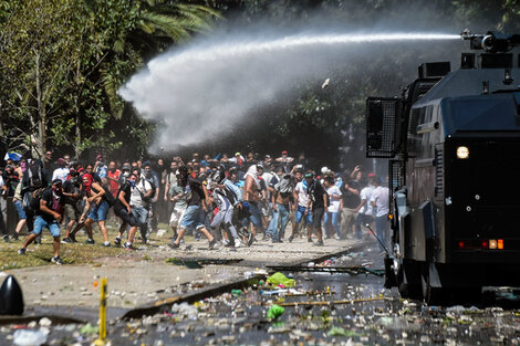 Un camión hidrante embiste a los manifestantes frente al Congreso.