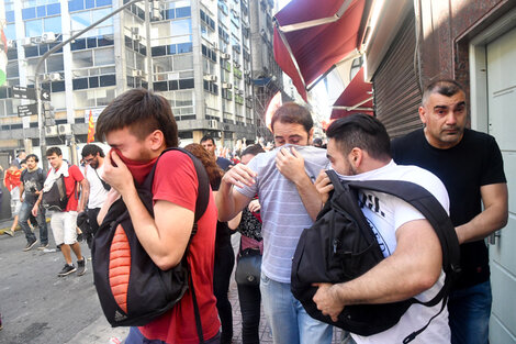 La represión se extendió más allá del Congreso con gases y palos.