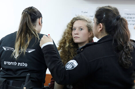 Tamimi comparece esposada ante el tribunal militar israelí.