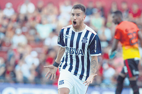 El uruguayo Juniors Arias festeja el primer gol de Talleres.