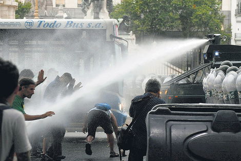 El Ministerio de Seguridad desplegó un inédito operativo represivo sobre la Plaza del Congreso.