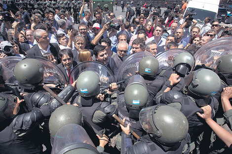 El enorme operativo de seguridad incluyó balas de goma, gases lacrimógenos y camiones hidrantes que apuntaron a los manifestantes.