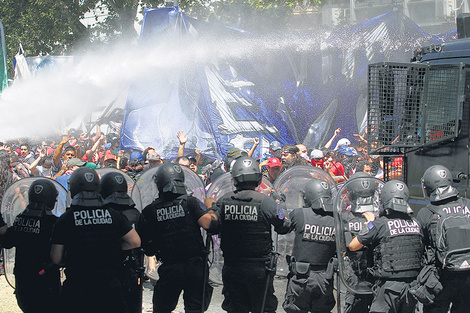 La represión policial provocó decenas de heridos durante las manifestaciones contra la reforma previsional.