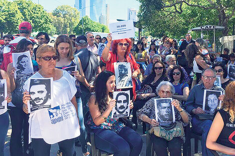 En la calle, sobrevivientes y familiares escucharon la sentencia del juicio ABO.