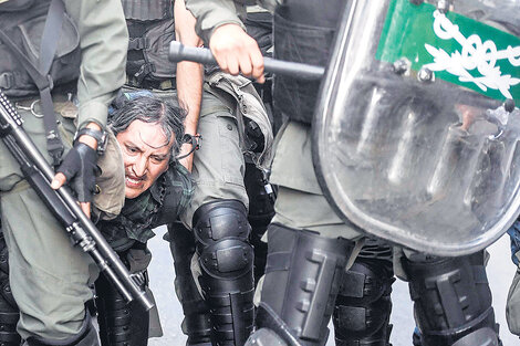 Fue evidente que la orden era no dejar que los manifestantes llegaran al Congreso y la represión empezó no bien llegaron a las vallas.