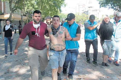 Las fotos mostraron a policías de civil realizando detenciones de los manifestantes.