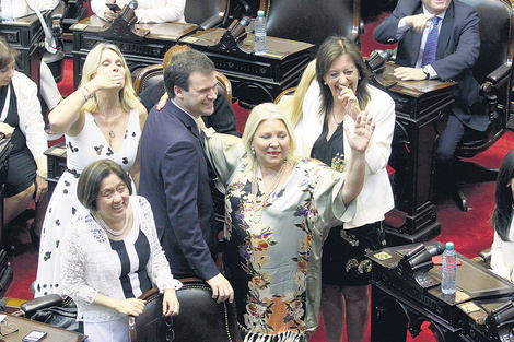 Elisa Carrió llegó tarde, juró última y recibió saludos.