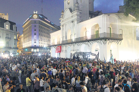 Mucha gente acudió espontáneamente a la plaza luego de enterarse de las novedades judiciales.