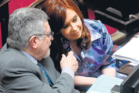 Cristina Kirchner participó ayer de la sesión en la Cámara alta y se sentó junto al jefe del bloque de senadores del FpV-PJ, Marcelo Fuentes.