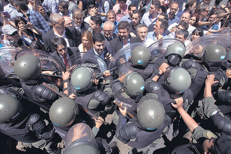 Los gendarmes que participaron del cordón alrededor del Congreso dijeron que los diputados se les abalanzaron.