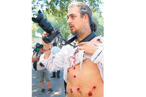 Con los trabajadores de prensa como blanco