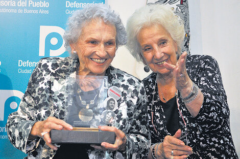 Lita Boitano, de Familiares de Desaparecidos y Detenidos por Razones Políticas, con Estela Carlotto.