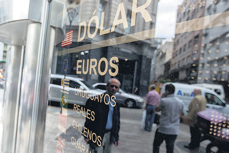 La tensión política despertó al dólar