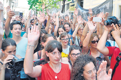 Una vigilia frente a la Legislatura de la Ciudad para defender los institutos docentes.