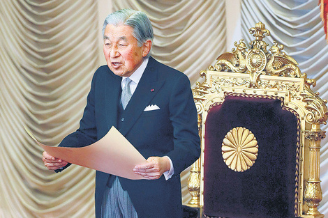 Akihito anunció que dejará el trono de emperador