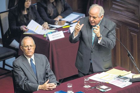 Kuczynski, sentado, escucha la defensa que ensaya su abogado Borea en el Congreso.