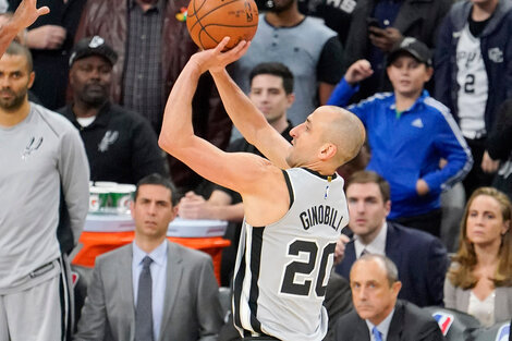 El momento justo en que Ginóbili lanza la pelota hacia el aro en el AT&T Center.