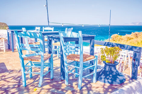 Unos diez restaurantes, algunos con vista al mar, le ponen a Skopelos su toque de sabor griego.