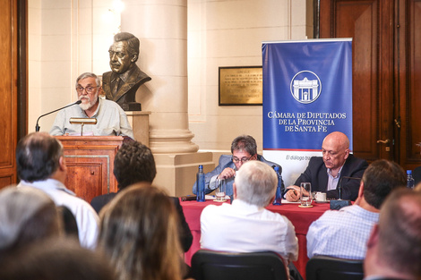 Los diputados Busatto y Rubeo acompañaron al presidente de la Cámara, en el estrado.