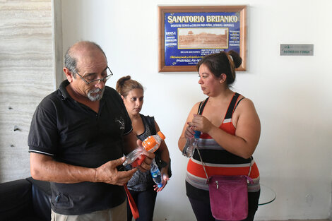 Familiares de heridos esperan en el sanatorio Británico.