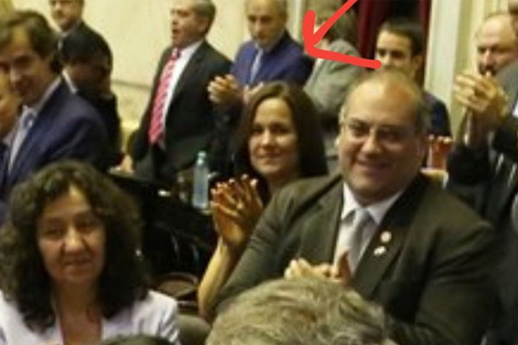 Martínez ocupó su banca en la preparatoria de Diputados. Los salientes fueron a las gradas.