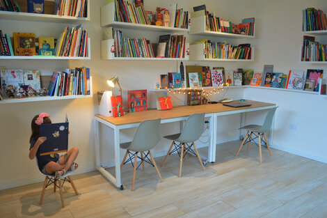 Chicho y Babel alberga los libros en una una sala estilo cubo blanco, donde nada satura ni sobrecarga.