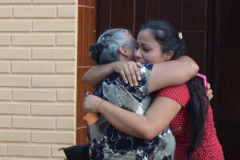 Victoria Aguirre abraza a su mamá Graciela Araujo al salir en libertad.