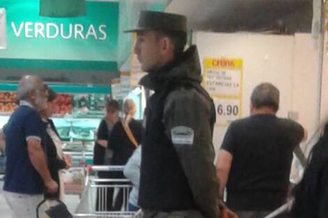 Un gendarme vigila a los clientes de La Anónima.