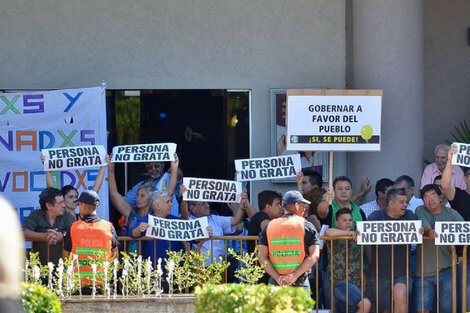 Globos negros y carteles de "persona no grata"