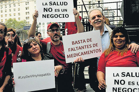 Banderazo del Frente por la Salud de las personas con VIH reclamando el tratamiento de la nueva ley de sida, en septiembre de 2017. Gentileza de 100% Diversidad y Derechos.