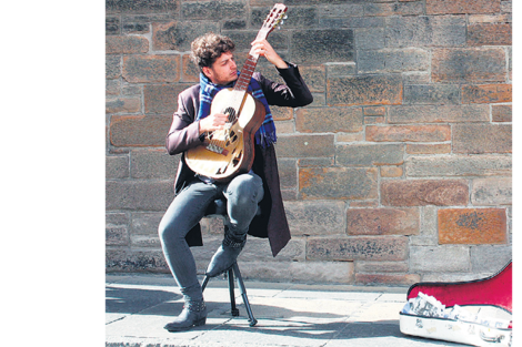 Música callejera, otro encanto escocés que aparece en el casco viejo.