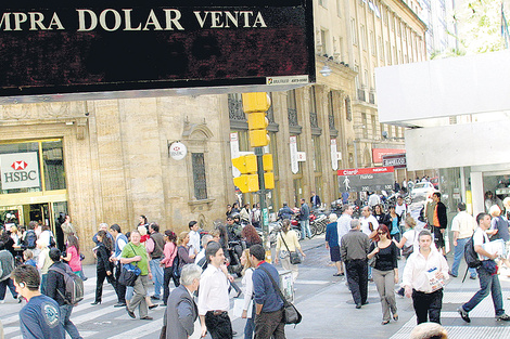 Después de tocar un record de 19,46 los últimos días de diciembre, el dólar se acomoda en 19 pesos.