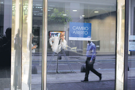 Fuerte aumento del volumen de operaciones en el mercado de cambios en un escenario de alza de la cotización del billete. (Fuente: Bernardino Avila)