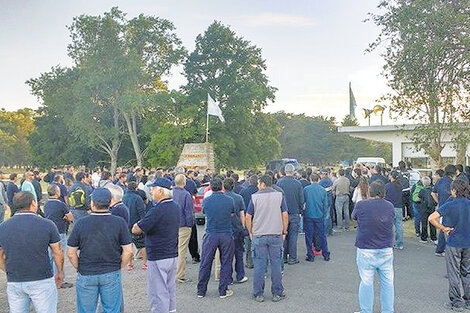 Los trabajadores de Fanazul cortaron rutas ayer y probablemente hoy vuelvan a protestar.