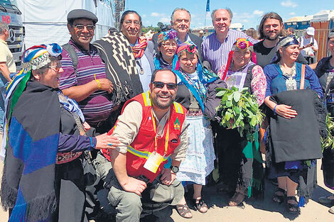 (De izq. a der.) Juan Namuncurá, Eduardo Valdés, Mario Cafiero y Juan Grabois junto a representantes de la comunidad mapuche.