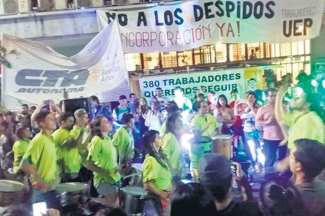 Los trabajadores de la UEP brindaron el 31 en la puerta. Hoy marchan hasta la dirección de Cultura y Educación.