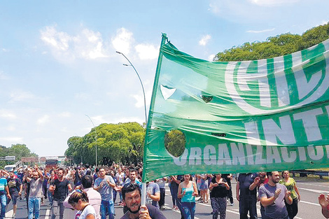 Los trabajadores del INTI cortaron ayer la General Paz en reclamo por los telegramas de despido.