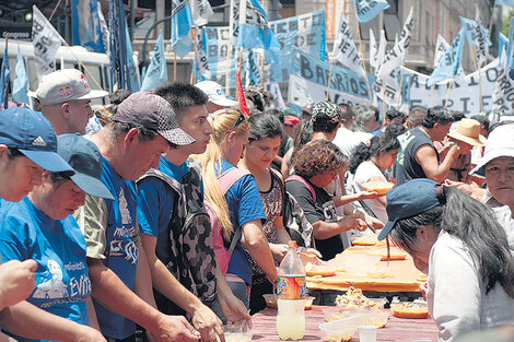 Las organizaciones sociales planean movilizarse junto a los gremios más combativos al macrismo.