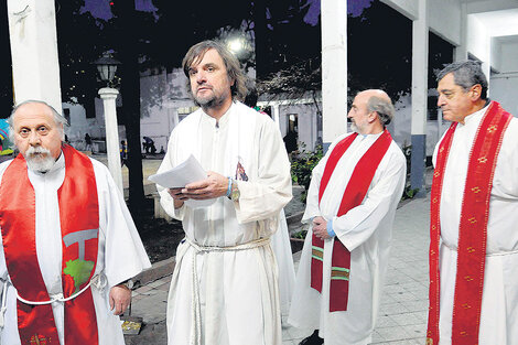 “Los muros y las grietas comienzan en la mirada de creerse distinto, de no reconocerse iguales”, dijeron los curas.