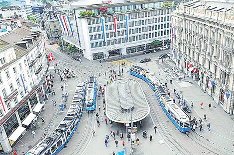 Paradeplatz, en Zurich, Suiza, es un símbolo del capital y del ocultamiento financiero.